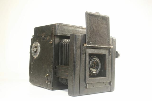 Plaatcamera met rolfilmhouder met Cooke serie II Anastigmat lens.