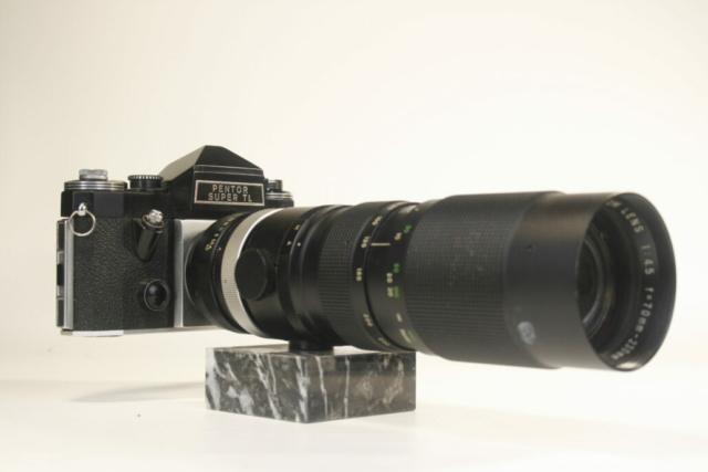 Praktica (Pentor Super TL speciale Nederlandse versie) 35mm SLR camera. Met telelens. 1968-1976. Japan.