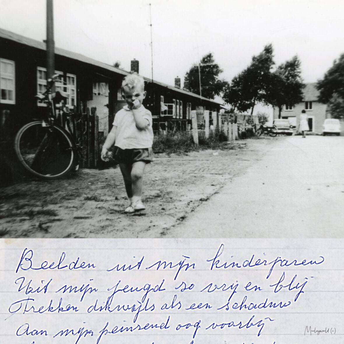 Kind op voorgrond van rijtjeswoningen