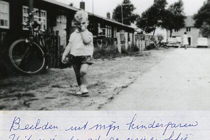 Kind op voorgrond van rijtjeswoningen