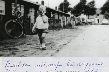 Kind op voorgrond van rijtjeswoningen