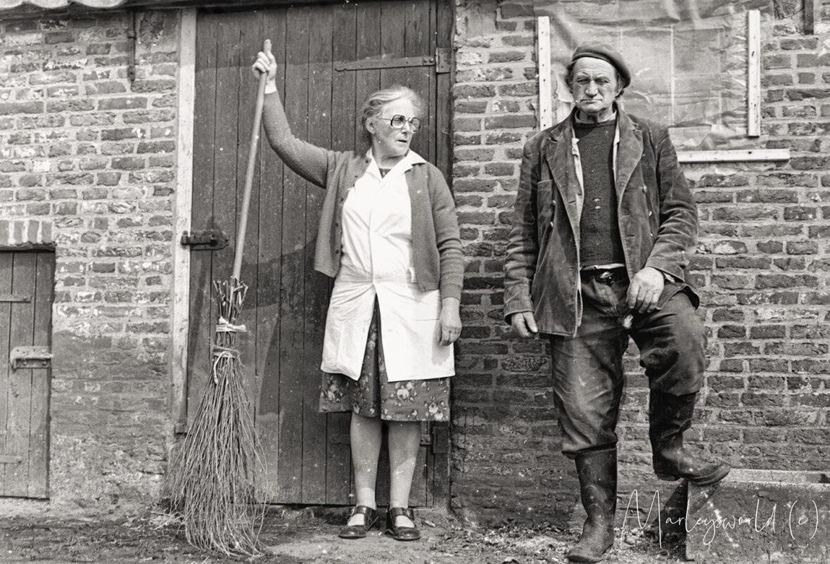 Mien en Bart poserend buiten de boerderij