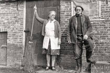 Mien en Bart poserend buiten de boerderij