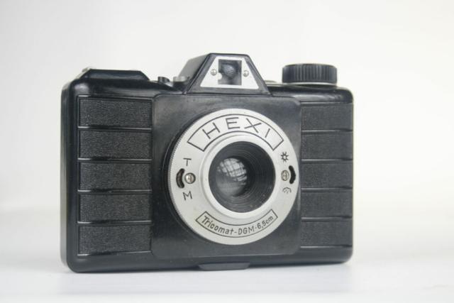 Hexi (Hexi I) Viewfinder camera. Bakkeliet. 120 film. 1953. Duitsland