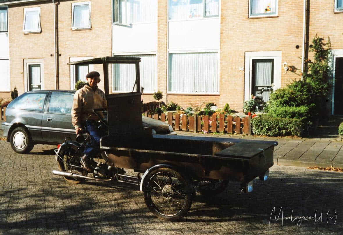 De oud ijzerman met zijn bakfiets.