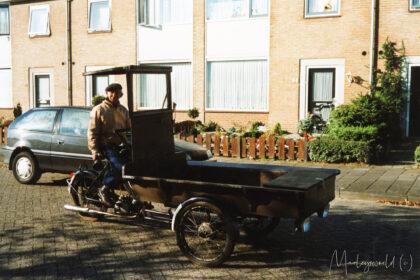 De oud ijzerman met zijn bakfiets.