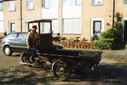 De oud ijzerman met zijn bakfiets.