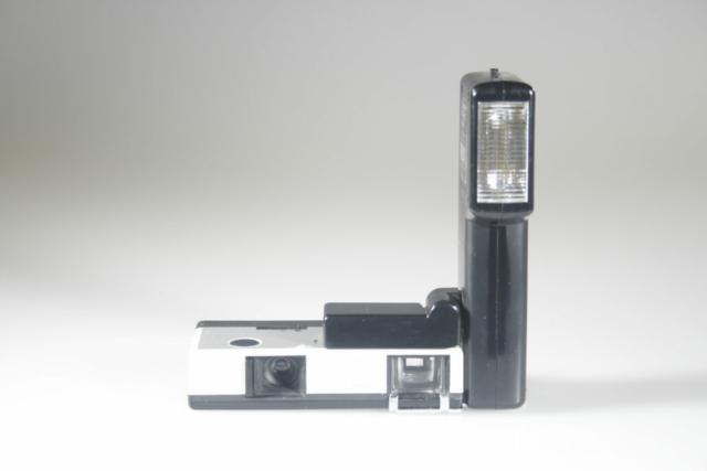 Kodak Pocket Instamatic 200 met Cullman electronic flash. 110 Cartridge film. 1972-1974. Duitsland