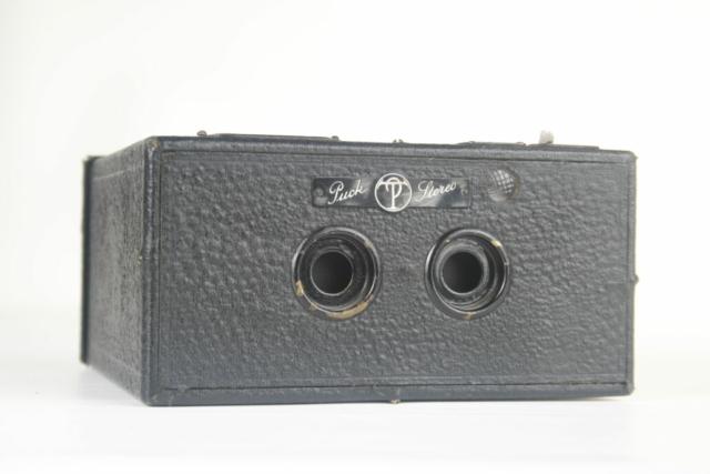 Stereo Puck. Stereo box camera. 120 film. Ca.1930. Engeland. Stereo Puck. Stereo box camera. 120 film. Ca.1930. Engeland.
