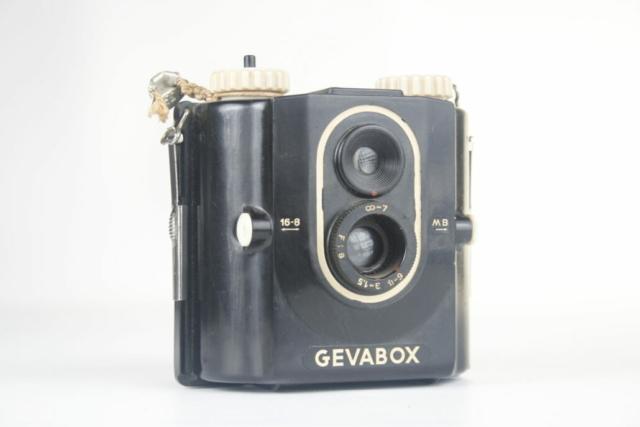 Gevaert Gevabox. Bakkeliet. 120 film box camera. Ca.1950. Duitsland. Gevaert Gevabox. Bakkeliet. 120 film box camera. Ca.1950. Duitsland.