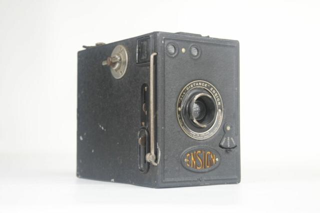 Ensign All distance . 120 film box camera. Ca.1930. Engeland. Ensign All distance . 120 film box camera. Ca.1930. Engeland.