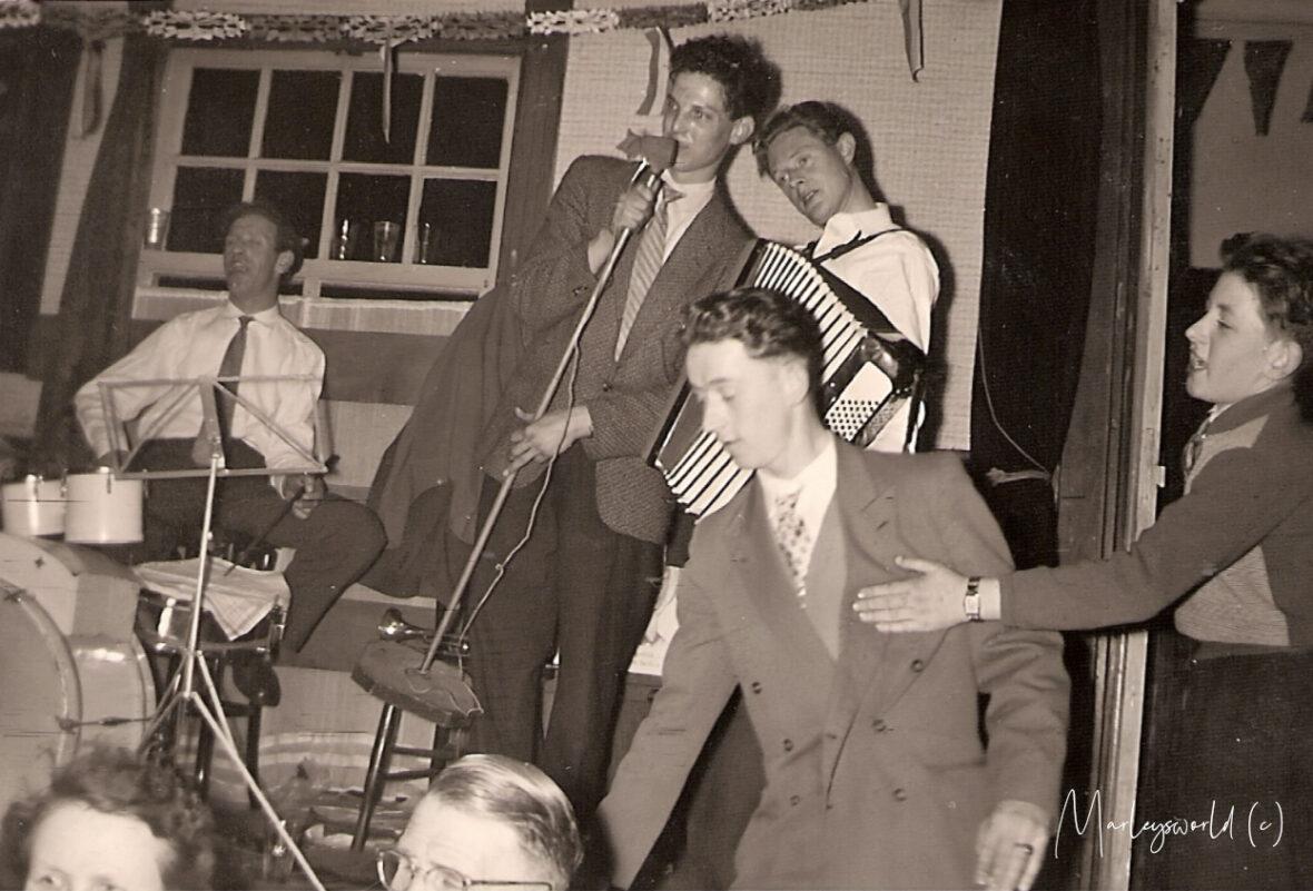 Carnaval in cafe Juliana te Rosmalen. 1957