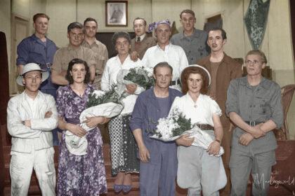 Ingekleurde foto uit jaren 40 met groep mensen.