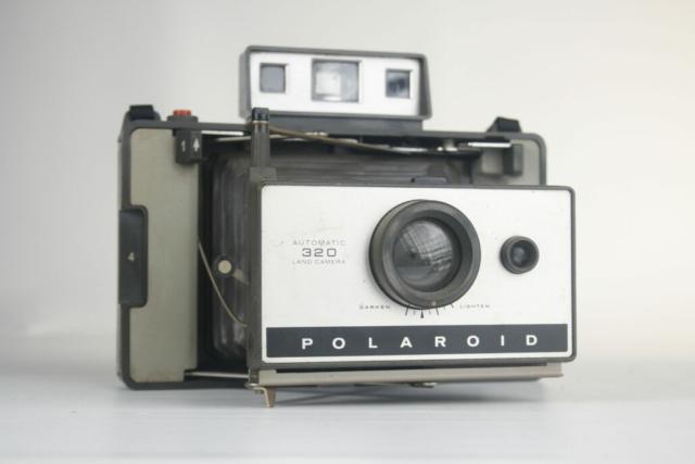 Polaroid Land Camera Automatic. Model 320. 100 Series Packfilm. 1969-1971. USA Polaroid Land Camera Automatic. Model 320. 100 Series Packfilm. 1969-1971. USA