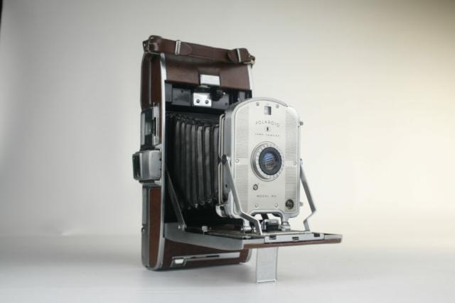 Polaroid Land Camera Model 95b. Folding viewfinder camera. Instant rol film. 1957. USA Polaroid Land Camera Model 95b. Folding viewfinder camera. Instant rol film. 1957. USA