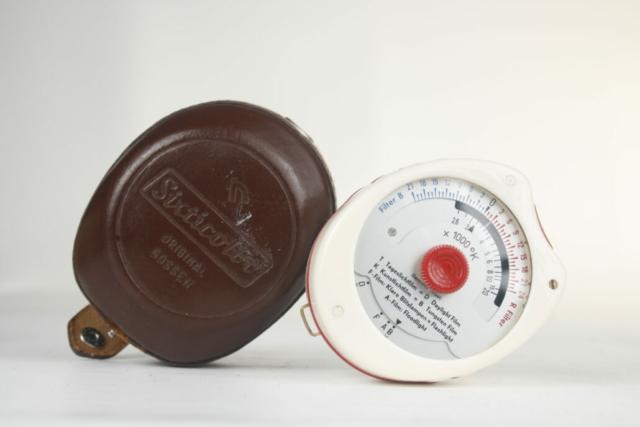 Gossen Sixticolor. 2600 tot 20000 K. Dubelle selector cel (40mm 0) met filters in compensatie circuit en met opaline. 1958. Duitsland