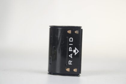 Pagina met diverse fotografica. Op de foto zie je een metalen filmrolhouder.