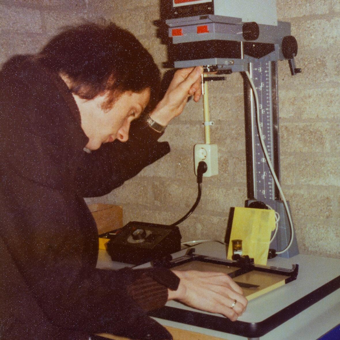 Het laatste licht dwaalt door de sluiter, het gordijn sluit zich langzaam. De laatste foto is genomen, wat rest zijn talloze foto’s en de vele herinneringen.