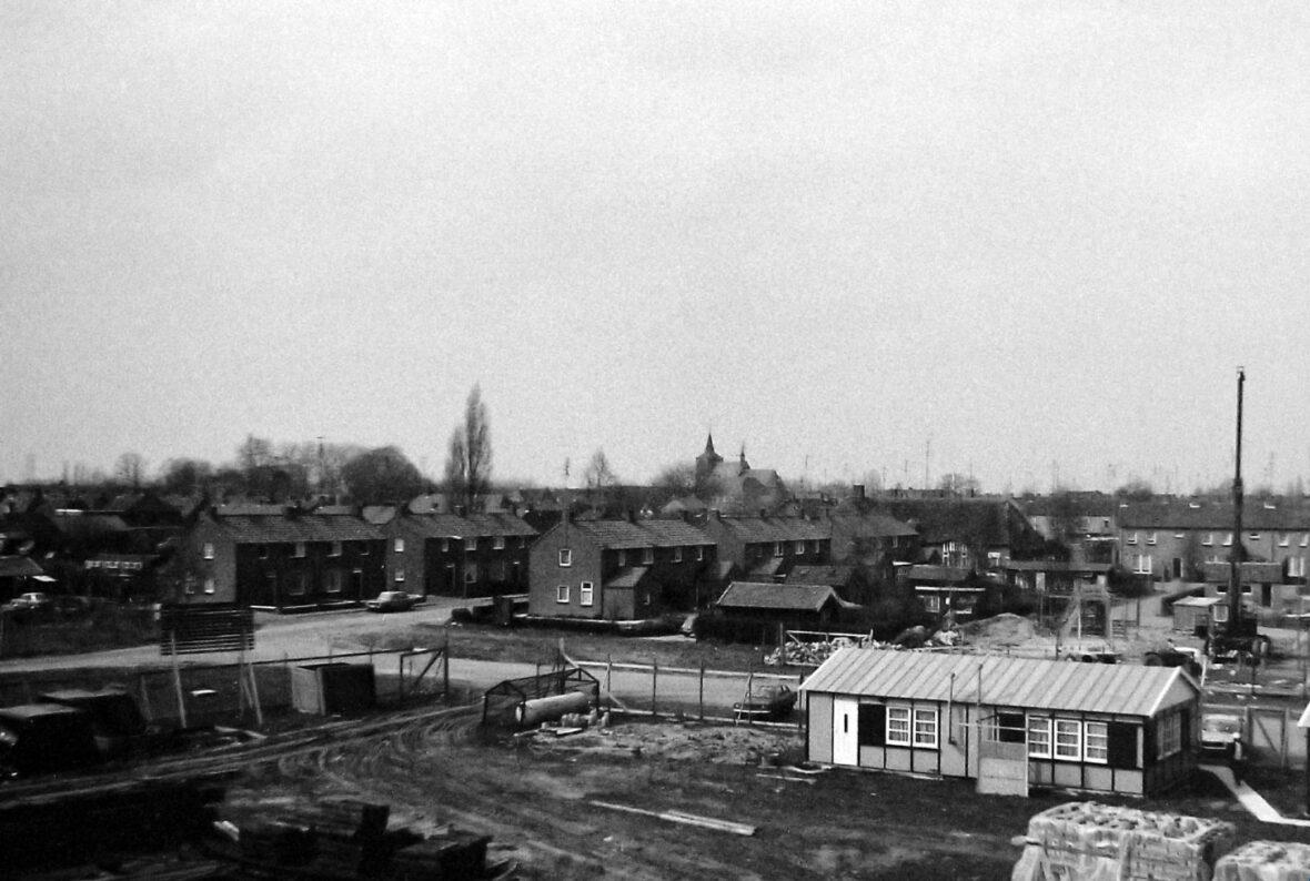 De foto lijkt wel heel lang geleden geschoten, maar de kwaliteit bedriegt ons, We kijken hier vanaf de in aanbouw zijnde gemeentehuis (nu perron 3) Richting de Lambertuskerk. ergens gemaakt in de jaren 70. Net recht in de foto zien we ook tegelijk de in aanbouw zijnde woningen van de Kattenbosch, waar daarachter nog goed een stuk Pastoor Hordijkstraat te zien is . Als je nu op het dezelfde punt zou kijken, zie je ook goed het verschil de bebouwing uit de jaren 50 en 60, tegen de bebouwing van de jaren 70. Dit gebied was het eerste aan de beurt tot de spoorovergang Hoff van Hollantlaan , in de jaren 80 werd ook de wijk richting de Burg. Wolterslaan uit de grond werd getrokken. (dit deel was als laatst bebouwd, over het spoor lag al een groot deel van de Molenhoek in zijn huidige vorm en delen van de Hoevens.) Daarmee kreeg ook Rosmalen weer een station. De gehele bebouwde "groenstrook" tussen deze spoorovergangen is een soort scheidslijn van dit deel van het "oude dorp" uit de jaren 50. Inmiddels is natuurlijk het oude dorp ook voor een gedeelte verdwenen, en is er sinds dien weer veel gesloopt en gebouwd. Maar dit stukje is er nog steeds en is goed te zien