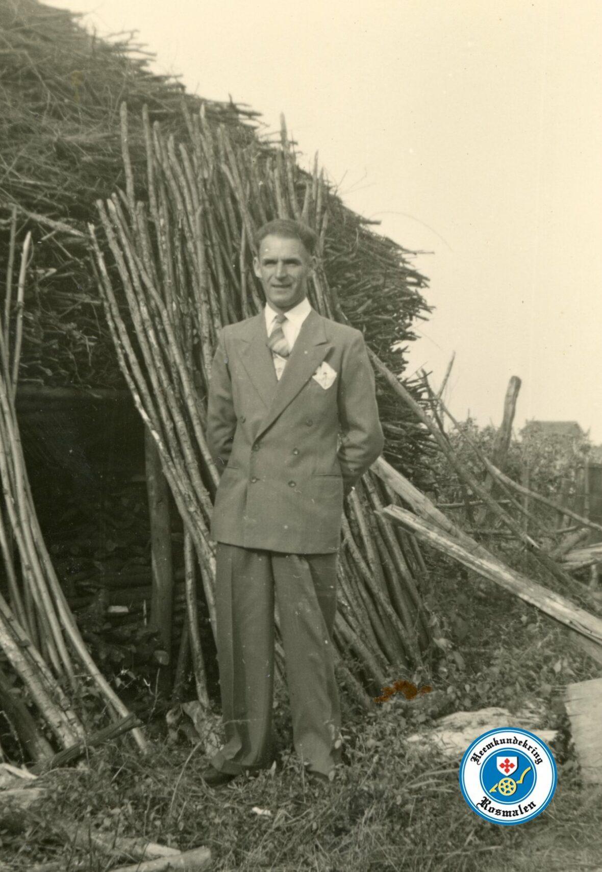 Zelf gemaakte schuilkelder met Ties van Grinsven ervoor.