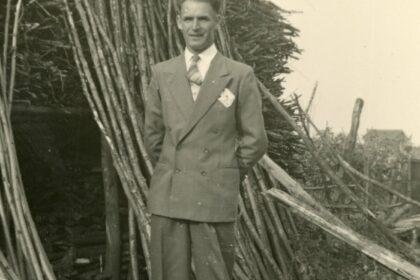 Zelf gemaakte schuilkelder met Ties van Grinsven ervoor.