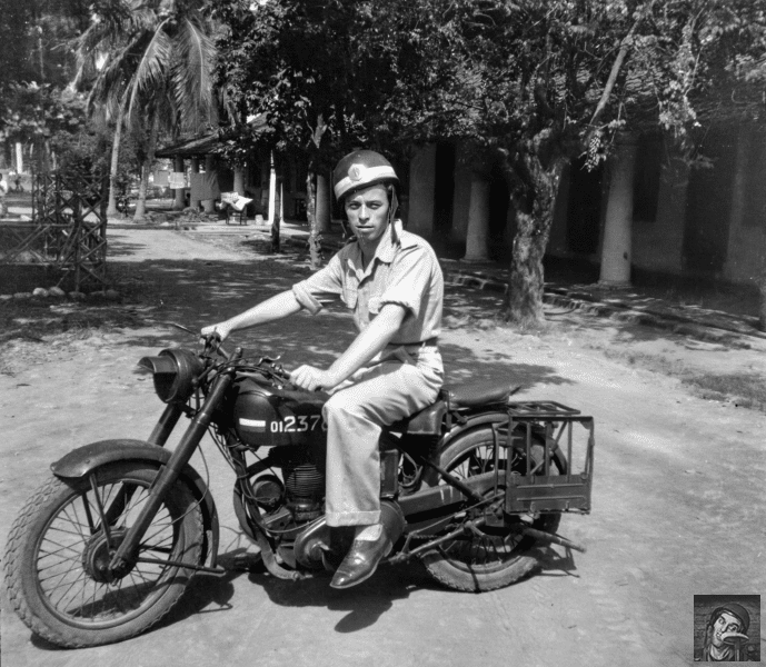 Foto: motorrijder in Nederlands-Indië