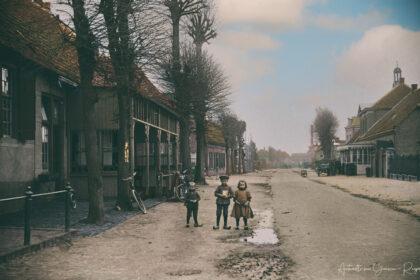 Foto: ingekleurde foto van de kerkstraat in het dorp Zeeland. Noord-Brabant.