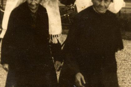 Maliskamp. Twee vrouwen met Brabantse muts.