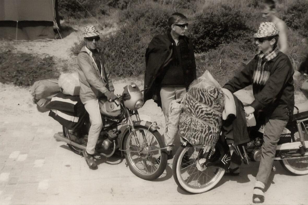 Foto: 3 jongens uit Rosmalen op brommers in Texel