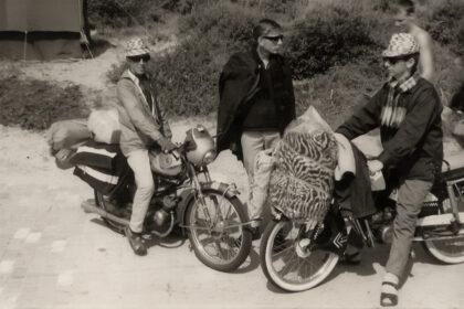 Foto: 3 jongens uit Rosmalen op brommers in Texel