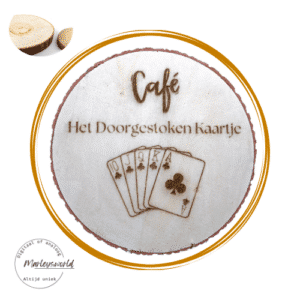 Boomstam. middelgroot. Café Het doorgestoken kaartje.