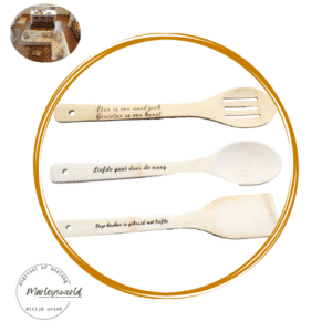 Spatelset met teksten; "Eten is een noodzaak. Genieten is een kunst. Liefde gaat door de maag. Deze keukenis gekruid met liefde".
